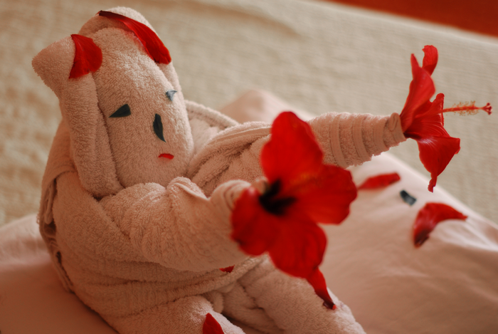 Ludzik z ręcznika ozdobiony hibiskusami